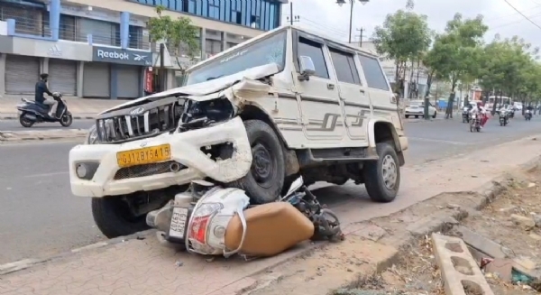 કોલેજ રોડ પર ગમખ્વાર અકસ્માત કોલેજ રોડ પર ગમખ્વાર અકસ્માત