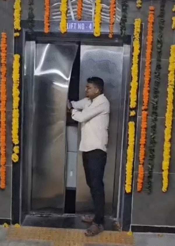 Prime Minister virtually inaugurated the lift at Godhra railway station, but within hours, the lift went out of service. Prime Minister virtually inaugurated the lift at Godhra railway station, but within hours, the lift went out of service.