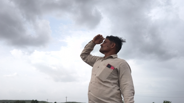 વરસાદ ની રાહ જોતા ખેડુત વરસાદ ની રાહ જોતા ખેડુત