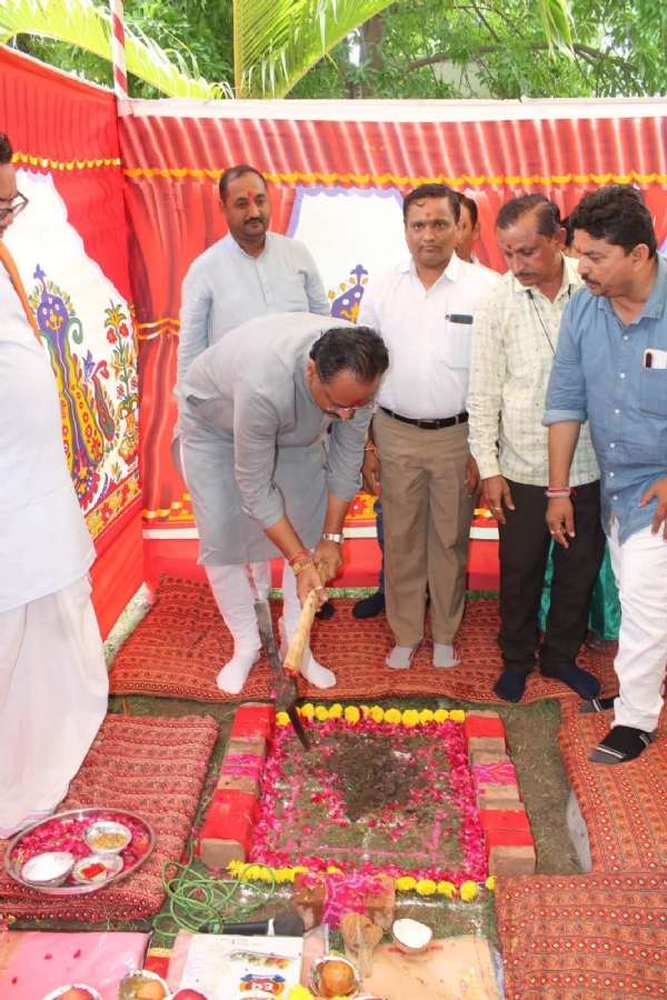 ખાત મુહૂર્ત કરવામાં આવ્યું ખાત મુહૂર્ત કરવામાં આવ્યું