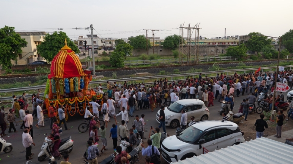 The grand chariot procession of Lord Jagannath ji on the second day of Ashadhi in Kadi created a devotional atmosphere. The grand chariot procession of Lord Jagannath ji on the second day of Ashadhi in Kadi created a devotional atmosphere.