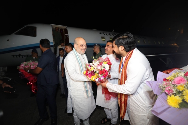 બાગડોગરા એરપોર્ટ પર અમિત શાહનું સ્વાગત બાગડોગરા એરપોર્ટ પર અમિત શાહનું સ્વાગત
