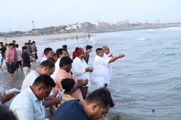 પોરબંદરમાં ખારવા સમાજે દરિયાઈ નવા વર્ષની ભવ્ય અને પરંપરાગત ઉજવણી કરી. પોરબંદરમાં ખારવા સમાજે દરિયાઈ નવા વર્ષની ભવ્ય અને પરંપરાગત ઉજવણી કરી.