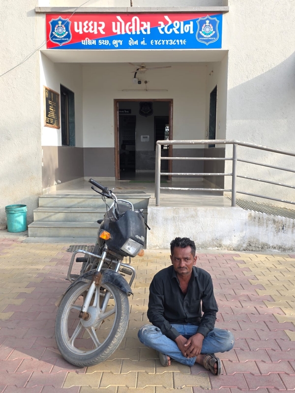 આધાર પુરાવા વિનાની મોટર સાયકલ સાથે પકડાયેલો ઈસમ આધાર પુરાવા વિનાની મોટર સાયકલ સાથે પકડાયેલો ઈસમ