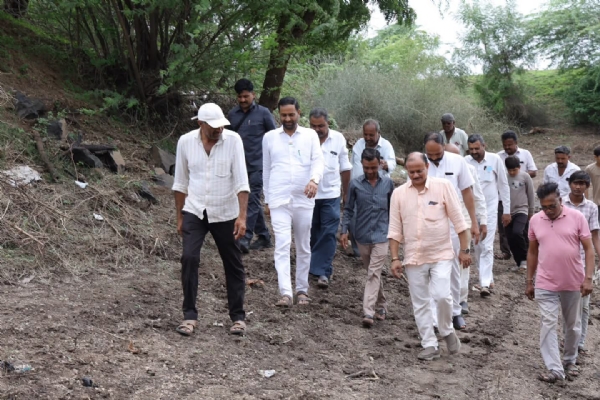 માળીલામાં નવા નીરના વધામણાં: રાજ્યમંત્રી કૌશિકભાઈ વેકરિયાએ સમૃદ્ધિ અને સારા વરસાદ માટે કરી પ્રાર્થના માળીલામાં નવા નીરના વધામણાં: રાજ્યમંત્રી કૌશિકભાઈ વેકરિયાએ સમૃદ્ધિ અને સારા વરસાદ માટે કરી પ્રાર્થના