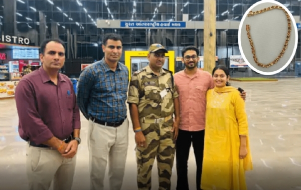 सूरत एयरपोर्ट पर महिला यात्री का खोया 3.5 लाख रुपये का कंगन लौटाते CISF सूरत एयरपोर्ट पर महिला यात्री का खोया 3.5 लाख रुपये का कंगन लौटाते CISF