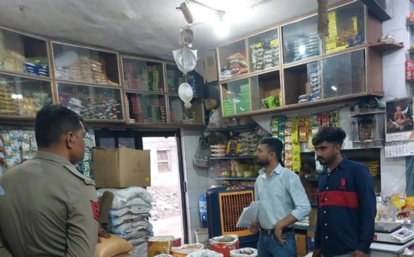 તપાસ કરતા અધિકારીઓ તપાસ કરતા અધિકારીઓ