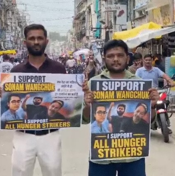 Youth in Ahmedabad took to the streets in support of Sonam Wangchuk Youth in Ahmedabad took to the streets in support of Sonam Wangchuk