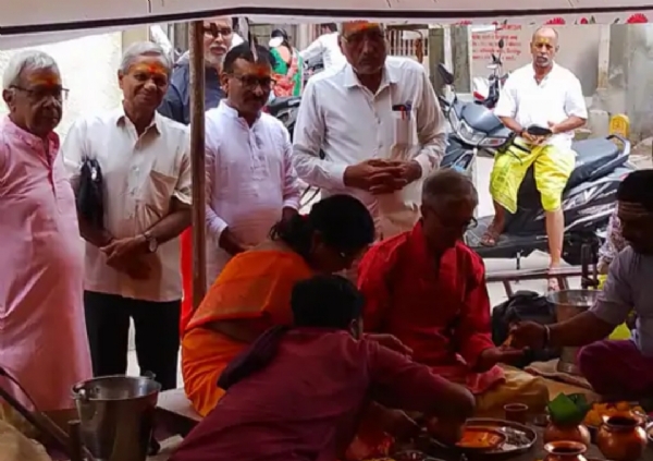 સિદ્ધપુરમાં સુખ-સમૃદ્ધિ માટે દૂધલીમલ ગુરુ મહારાજનો હવન યોજાયો. સિદ્ધપુરમાં સુખ-સમૃદ્ધિ માટે દૂધલીમલ ગુરુ મહારાજનો હવન યોજાયો.