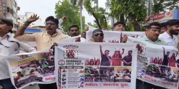 જંતર-મંતર લાઠીચાર્જના વિરોધમાં વડોદરા કોંગ્રેસનું ઉગ્ર પ્રદર્શન, 10થી વધુ કાર્યકરોની અટકાયત