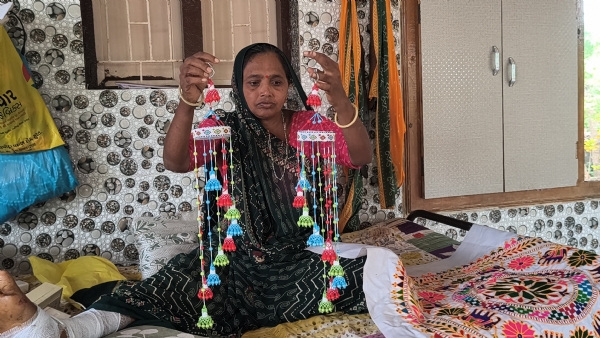 ગૃહ ઉધોગ ચલાવતા મહિલા ગૃહ ઉધોગ ચલાવતા મહિલા