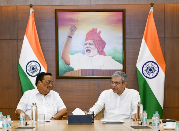 केंद्रीय रेल मंत्री अश्विनी वैष्णव से मुलाकात करते हुए केंद्रीय जल शक्ति मंत्री सी आर पाटिल केंद्रीय रेल मंत्री अश्विनी वैष्णव से मुलाकात करते हुए केंद्रीय जल शक्ति मंत्री सी आर पाटिल