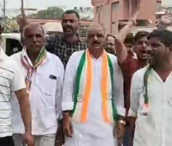 દિલ્હીમાં વિદ્યાર્થીઓ પર થયેલા પોલીસ દમન અને કોંગ્રેસના નેતાઓની ધરપકડના વિરોધમાં પાટણમાં કોંગ્રેસનું ઉગ્ર પ્રદર્શન, ચક્કાજામ બાદ કાર્યકરો ડિટેઇન.