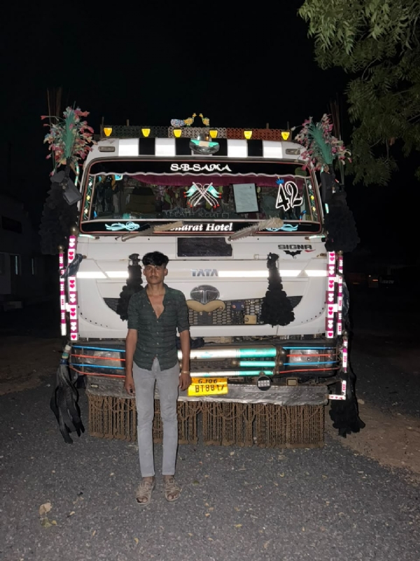 સાદી રેતી સાથે પકડાયેલ વાહન