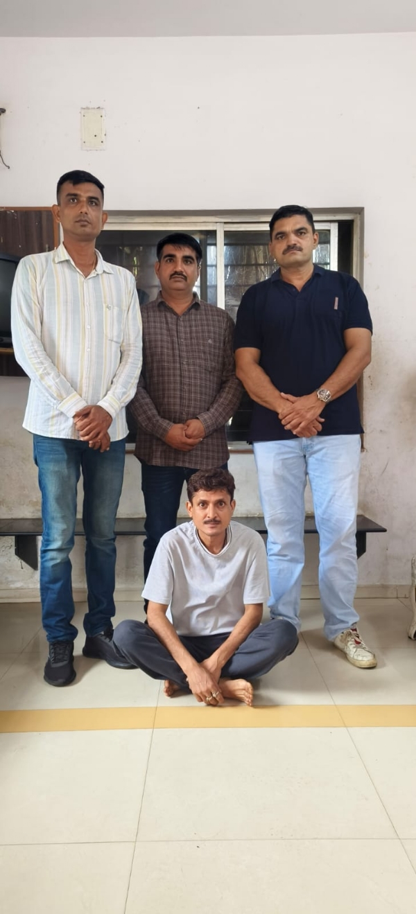 પોરબંદરનો 18 વર્ષ થી ફરાર ચોરીનો આરોપી વારાણસીથી ઝડપાયો.