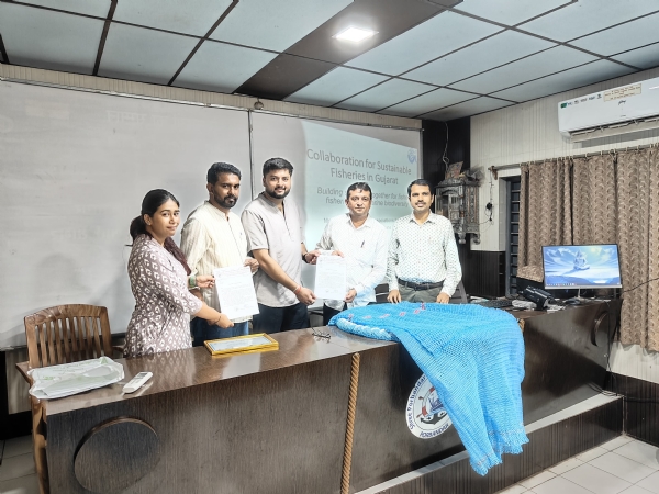 દરિયાઈ સંરક્ષણ માટે પોરબંદર- વેરાવળના માછીમારો અને WWF India વચ્ચે ઐતિહાસિક કરાર. દરિયાઈ સંરક્ષણ માટે પોરબંદર- વેરાવળના માછીમારો અને WWF India વચ્ચે ઐતિહાસિક કરાર.