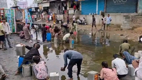 કડી નજીક ખાદ્યતેલ ભરેલું ટેન્કર પલટી મારતાં રોડ પર તેલ ઢોળાયું, લોકો ડબ્બા લઈને પહોંચ્યા કડી નજીક ખાદ્યતેલ ભરેલું ટેન્કર પલટી મારતાં રોડ પર તેલ ઢોળાયું, લોકો ડબ્બા લઈને પહોંચ્યા