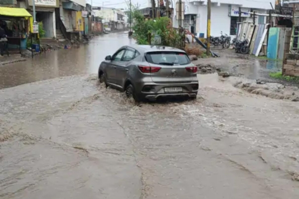 રસ્તા ઉપર ભરાયેલા પાણી