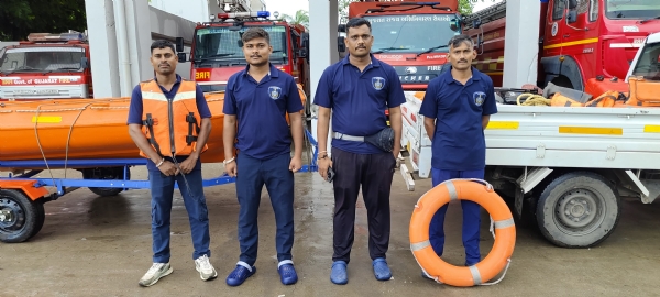 છોટાઉદેપુર ફાયર ની ટીમ