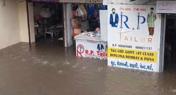 દુકાનમાં પાણી ભરાયા