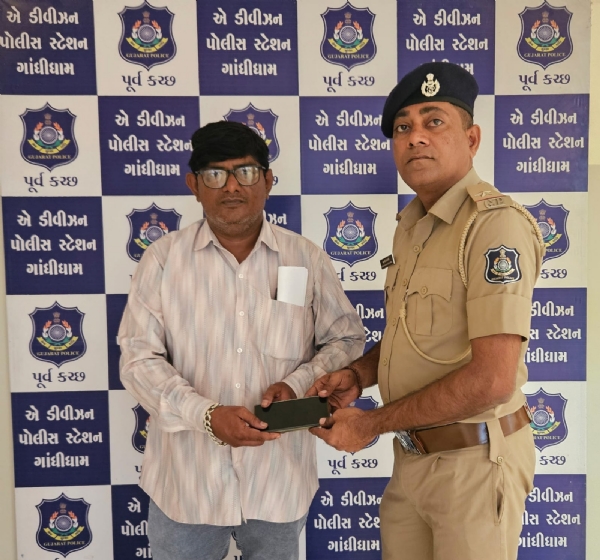 તેરા તુજકો અર્પણ અભિયાન અંતર્ગત મોબાઈલ પરત આપ્યા