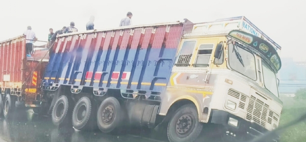 વાગરા ભૂખી પૂલ પર ટ્રક પલટી મારતા રહી ગઈ