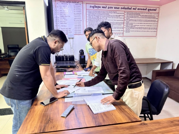 સમીક્ષા કરતા નાયબ કલેક્ટર સમીક્ષા કરતા નાયબ કલેક્ટર
