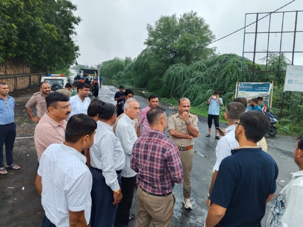વરસાદથી અગોલ સીમ વિસ્તારમાં પાણી ભરાતા પોલીસનું રેસ્ક્યૂ, લોકોને સલામત સ્થળે ખસેડાયા