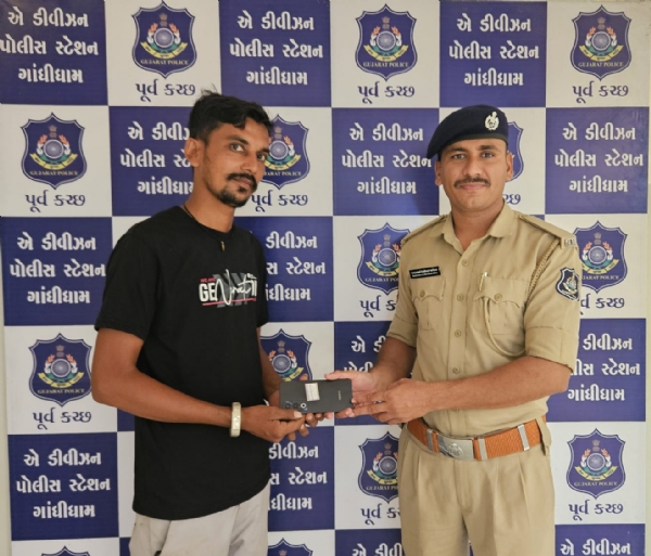 તેરા તુજકો અર્પણ અભિયાન અંતર્ગત મોબાઈલ પરત આપ્યા