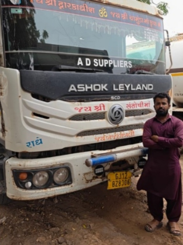 માટી ખનીજ પરિવહન કરતો વાહન
