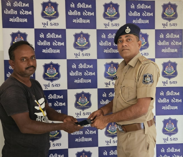 તેરા તુજકો અર્પણ અભિયાન અંતર્ગત મોબાઈલ પરત આપ્યા