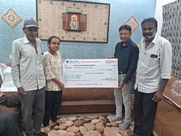 દીકરીને ચેક વિતરણ કરવામાં આવ્યું