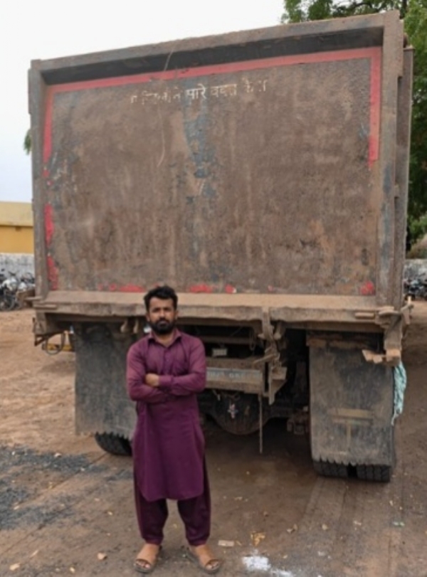 માટી ખનીજ પરિવહન કરતો vaahan
