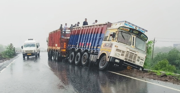 વાગરા ભૂખી પૂલ પર ટ્રક પલટી મારતા રહી ગઈ
