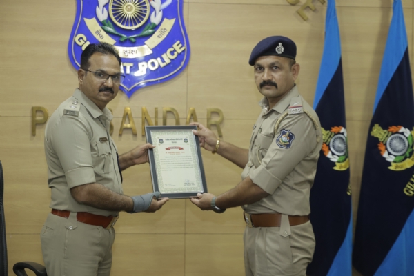 પોરબંદર જિલ્લા પોલીસના 52 અધિકારી-કર્મચારીઓનુ સન્માન. પોરબંદર જિલ્લા પોલીસના 52 અધિકારી-કર્મચારીઓનુ સન્માન.