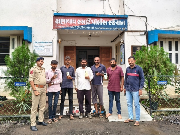 રાણાવાવ પોલીસે પાંચ ખોવાયેલા મોબાઇલ પરત આપ્યા.