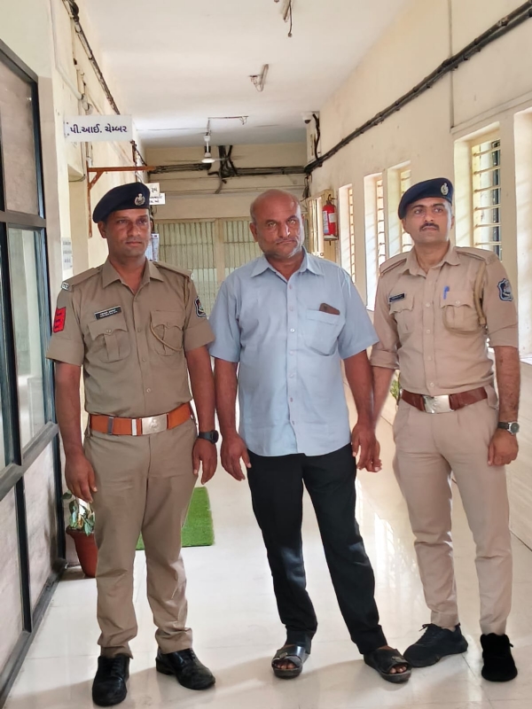 10 વર્ષ થી ફરાર સજા વોરંટનો આરોપી કમલાબાગ પોલીસે ઝડપ્યો. 10 વર્ષ થી ફરાર સજા વોરંટનો આરોપી કમલાબાગ પોલીસે ઝડપ્યો.