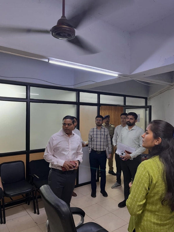 કન્ટ્રોલ રૂમની મુલાકાત લેતા કચ્છ કલેક્ટર