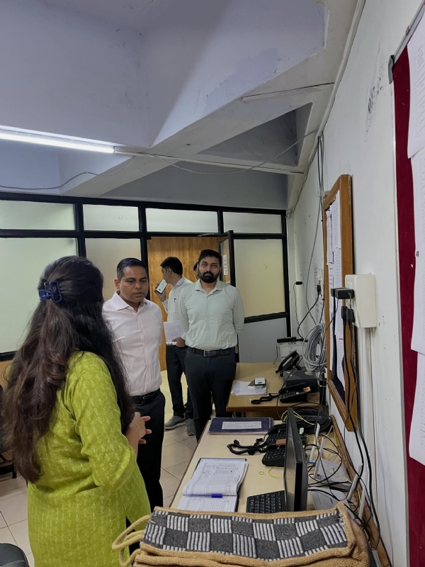 કન્ટ્રોલ રૂમની મુલાકાત લેતા કચ્છ કલેક્ટર