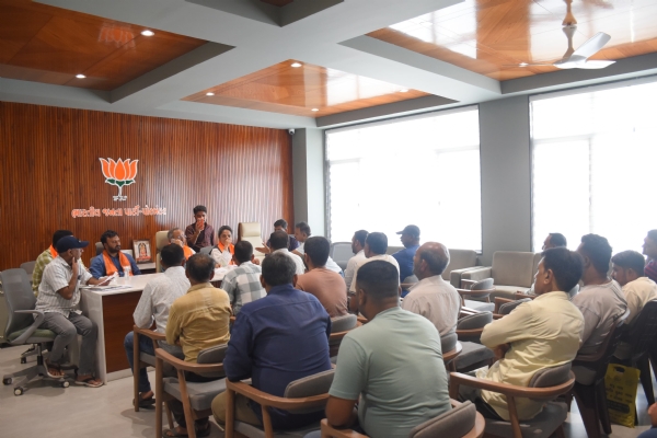મંત્રી અર્જુન મોઢવાડીયાના અધ્યક્ષસ્થાને પોરબંદર અટલ ભવન ખાતે લોકદરબાર યોજાયો મંત્રી અર્જુન મોઢવાડીયાના અધ્યક્ષસ્થાને પોરબંદર અટલ ભવન ખાતે લોકદરબાર યોજાયો