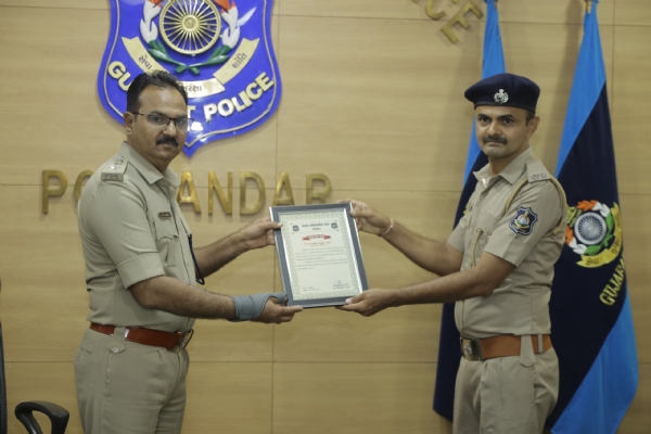 પોરબંદર જિલ્લા પોલીસના 52 અધિકારી-કર્મચારીઓનુ સન્માન. પોરબંદર જિલ્લા પોલીસના 52 અધિકારી-કર્મચારીઓનુ સન્માન.