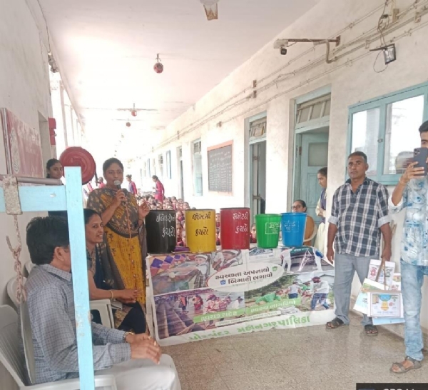 પોરબંદરની કે.બી. જોશી હાઈસ્કૂલમાં ભીના-સૂકા કચરાના યોગ્ય નિકાલ અંગે વિદ્યાર્થીઓને માર્ગદર્શન અપાયું.