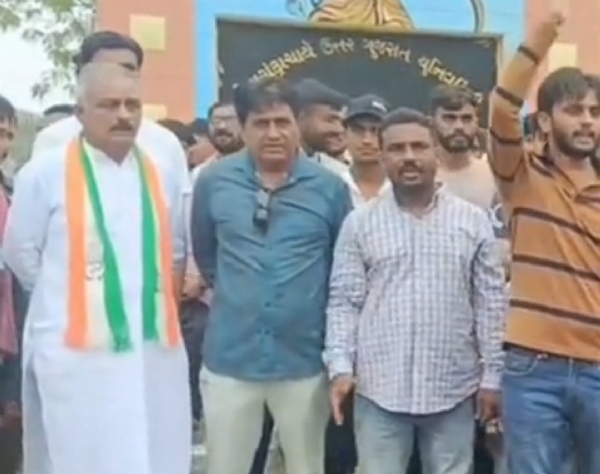 દિલ્હીમાં છેલ્લા 36 દિવસથી ચાલી રહેલા વિદ્યાર્થીઓના આંદોલન બાદ શિક્ષણ મંત્રીએ રાજીનામું આપતાં પાટણના વિદ્યાર્થીઓએ ઉજવણી કરી. દિલ્હીમાં છેલ્લા 36 દિવસથી ચાલી રહેલા વિદ્યાર્થીઓના આંદોલન બાદ શિક્ષણ મંત્રીએ રાજીનામું આપતાં પાટણના વિદ્યાર્થીઓએ ઉજવણી કરી.