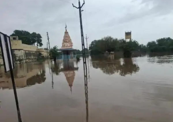 રાધનપુર-ભાભર હાઈવે પર આવેલા દેવ ગામે ભારે વરસાદથી તળાવ ઓવરફ્લો: 100થી વધુ ઘરોમાં પાણી ભરાતા સ્થાનિકો મુશ્કેલીમાં રાધનપુર-ભાભર હાઈવે પર આવેલા દેવ ગામે ભારે વરસાદથી તળાવ ઓવરફ્લો: 100થી વધુ ઘરોમાં પાણી ભરાતા સ્થાનિકો મુશ્કેલીમાં
