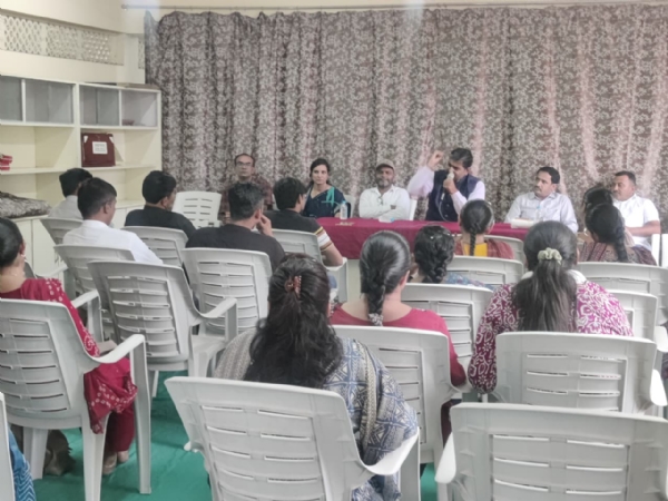 રાજ્ય સંસ્કૃત બોર્ડના ચેરમેન ઇન્દ્રબાઈ હાઈસ્કૂલની મુલાકાતે રાજ્ય સંસ્કૃત બોર્ડના ચેરમેન ઇન્દ્રબાઈ હાઈસ્કૂલની મુલાકાતે