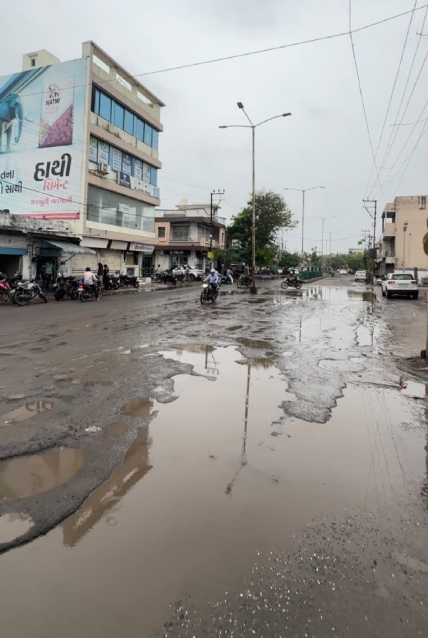 પોરબંદર શહેરના છાંયા ચોકીથી ખાંભી તરફ જતાં મુખ્ય માર્ગ પર ખાડા.