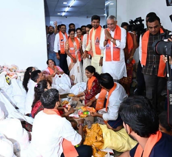 गुजरात भाजपा प्रदेश प्रमुख जगदीश विश्वकर्मा ने सूरत कार्यालय से भेजी सूरत,नवसारी व वलसाड़ में बाढ़ प्रभावितों को राहत किट गुजरात भाजपा प्रदेश प्रमुख जगदीश विश्वकर्मा ने सूरत कार्यालय से भेजी सूरत,नवसारी व वलसाड़ में बाढ़ प्रभावितों को राहत किट
