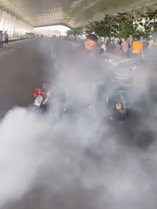 બાઈક સ્ટંટ બાઈક સ્ટંટ