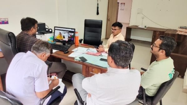 સમીક્ષા કરતા મંત્રી