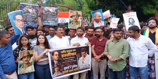 નીટ પેપર લીક મામલો: વડોદરાના કમાટીબાગ ખાતે વિદ્યાર્થીઓની ઉજવણી, પોલીસનું પણ કર્યું સન્માન